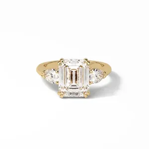 Anillo de Compromiso de Boda Personalizado de Alta Calidad, Oro Blanco de 14k, Moissanita con Corte Esmeralda y Engaste Pavé, de la India por Virani Enterprise - Product Image 2