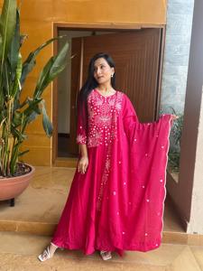 2024ชุดทำงานแบบลำลองคอวีสำหรับผู้หญิงใส่ในฤดูร้อนสไตล์จีนแท้ยาวถึงพื้นปักลายผ้าทอแน่นและลายปะต่อ - Product Image 5