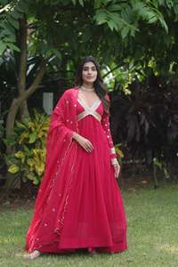 Vestido Alia con Dupatta, Diseño Floral con Bordado, Lentejuelas y Trabajo de Zari, Vestido de Seda Rusa con Bordado y Dupatta - Product Image 2