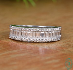 Bague de fiançailles en diamant Moissanite à coupe Baguette - Product Image 5