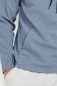 Restez à l'aise et élégant avec ce pull à capuche texturé gris pour homme avec cordons réglables et poches avant - Product Image 3