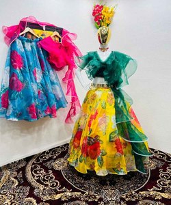 Nuevo y Atractivo Lehenga Choli para Mujer, Bordado Intenso, Algodón y Seda, Prenda India Confeccionada para Ocasiones Especiales - Product Image 1