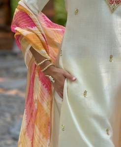 Seda Vaticana blanca con delicadamente bordado S a 3XL Tamaño Hasta la rodilla Fancy Kurti & Churidar Bottom con estampado Dupatta Set - Product Image 6