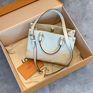 Bolso de <span class=keywords><strong>Mano</strong></span> de Cuero de Diseño Heritage, Color <span class=keywords><strong>Blanco</strong></span> Neutro, Lujoso y Versátil, Valor Apreciado, Autenticado por Entrupy - Product Image 1