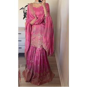Vêtements de mariage dorés élégants et tendance, en faux georgette lourd avec travail de séquence, ensemble haut dupatta et sharara pour femmes - Product Image 1