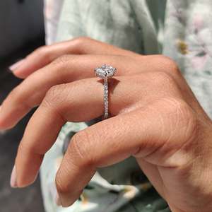 Anillo de Compromiso con Corte Asscher y Diseño de Halo Oculto, Elegantes Anillos de Diamantes para Futura Novia - Product Image 2