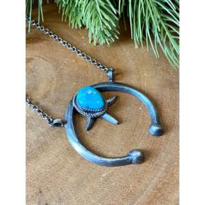 Collier Greg James Kingman en or rose 14 carats avec pendentif Naja, serti de turquoise et de diamants, chaîne en or plaqué rhodium - Product Image 3