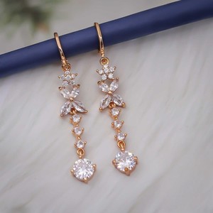 ต่างหูห้อยประดับเพชรทรงดอกไม้ดีไซน์คลาสสิกจาก Karighar รุ่น Trendy Elegant ชุบทอง ทำจากโลหะผสม เหมาะสำหรับใส่ในชีวิตประจำวันและงานปาร์ตี้ - Product Image 2