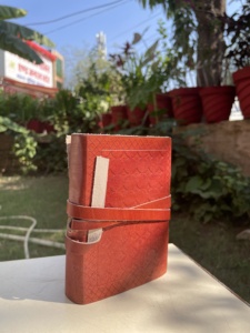 วารสารหนังสีแดงทำด้วยมือที่มีการออกแบบลายนูนและการปิดพลอย-เหมาะสำหรับการเขียนการสเก็ตช์และของขวัญส่วนตัว - Product Image 4