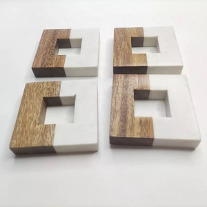 Rond de serviette carré en marbre et bois de manguier Décor de table moderne fabriqué à la main pour un cadre de salle à manger élégant - Product Image 5