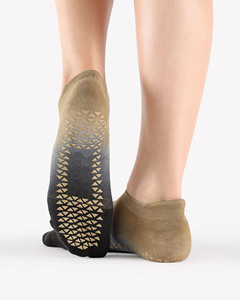 Calcetines tobilleros antideslizantes Tie Dye con logotipo personalizado 100% algodón con empuñaduras ODM de alta calidad disponible para Yoga Pilates Vietnam - Product Image 1