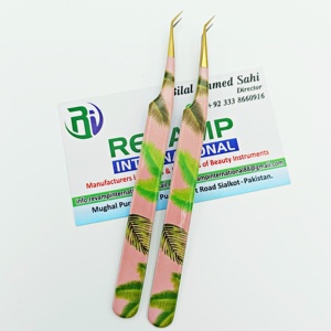 Pinzas japonesas de acero inoxidable con aislamiento de 45 grados para extensión de pestañas, pinzas de Punta dorada de alta demanda, revestimiento de papel con estampado de hojas - Product Image 1