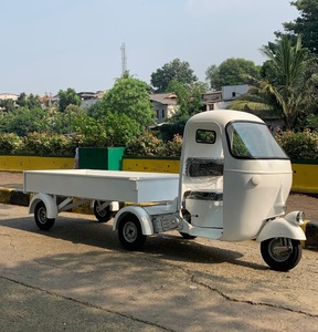 Tricycle électrique blanc à trois roues avec cabine fermée, véhicule de livraison léger, transport utilitaire, usage commercial, 60V - Product Image 1