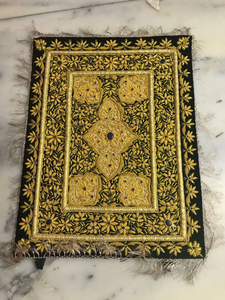 Tapis bijou Zari fait main exclusif avec pierres semi-précieuses pour une décoration indienne élégante et traditionnelle - Product Image 5