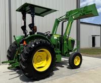 Disponible pour les tracteurs John Deeree 5055E prêts à être expédiés pour les agriculteurs qui ont besoin d'un équipement solide et polyvalent