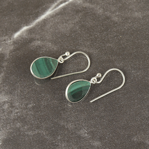 Boucles d'oreilles pendantes en forme de larme de malachite verte Boucles d'oreilles pendantes en argent sterling avec déclaration de malachite naturelle - Product Image 3