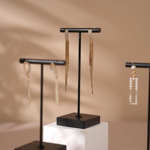 Support à bijoux élégant pour accessoires quotidiens offrant de l'espace pour les colliers, les boucles d'oreilles, les bracelets et les bagues - Product Image 5