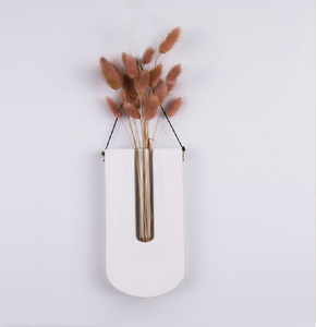 Jarrón de pared blanco en forma de U con flores secas. Acento decorativo minimalista moderno para el hogar. Disponible a precios de mayorista. - Product Image 1