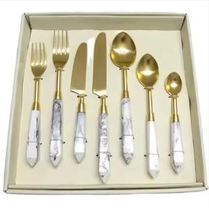 Juego de cubiertos de metal pulido dorado de tendencia con asas de acrílico transparente para juegos de cubiertos de vajilla de hoteles y restaurantes - Product Image 5