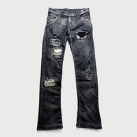 Jean Streetwear personnalisé coupe bootcut taille basse, délavé à la pierre, effet usé, avec patchs en sherpa et maille, bords effilochés et applique drapeau étoilé effet brûlé
