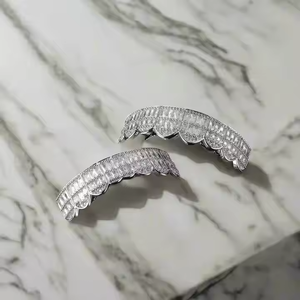กริลล์ซ RUHA รูปทรงมรกต ได้รับการรับรองจาก IGI ชุบเงิน 925 ประดับเพชรแบบ Iced Out พร้อมลวดลายสลักลึก ผิวมันเงา - Product Image 1