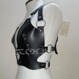 Arnés de cuerpo de cuero sintético negro gótico COSH para mujer, cinturón sexy de bondage con anillo en O para ajustar la cintura - Product Image 5