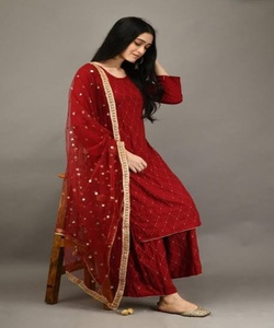 La dernière robe de réception en chinon avec des motifs floraux et des bordures de perles - Product Image 1