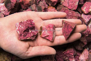 MEJOR VENTA AL POR MAYOR CRISTAL NATURAL NORUEGA THULITA PIEDRA EN BRUTO PARA REIKI PIEDRA SANADORA RAW PINK THULITA PIEDRA CAÍDA - Product Image 2