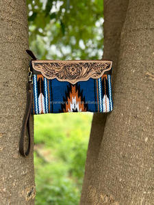 Nouveau élégant occidental aztèque repoussé en cuir bracelet pochette Vintage marron outillage sacs à main Unique aztèque matelassé en cuir bracelet sac - Product Image 2