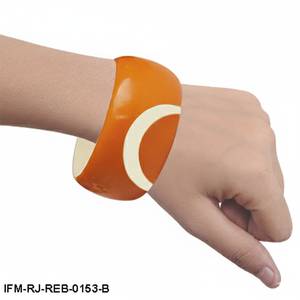 Bracelet géométrique bicolore audacieux en résine crème et orange fait à la main pour femme - Product Image 5