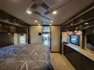 EN OFERTA: Autocaravana Usada N-E-W-M-A-R-KING A-I-R-E 4561 Modelo 2008 de Alto Rendimiento, 36 pies de Largo, 2000 kg de Carga Útil, Color Oscuro - Product Image 3