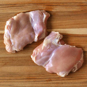 Carne de Muslo de Pollo Deshuesada Económica a Granel - Product Image 1