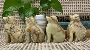 Statues de chiens en pierre d'onyx sculptées à la main, figurine figurative de chien en marbre onyx - Product Image 2