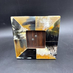 Cadre photo en corne authentique en corne de buffle véritable avec des motifs qui se fondent naturellement dans les intérieurs vintage et boho - Product Image 1