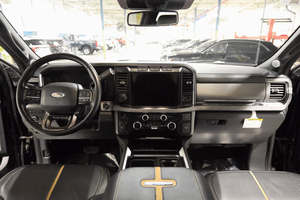 Superbe Ford F-450 Super Duty Dually Platinum Crew Cab LB DRW 4WD Diesel Noir 2024 d'occasion avec sièges en cuir foncé et système de navigation - Product Image 5