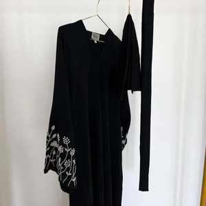 Abaya en satin de luxe sur mesure pour femmes de petite taille, vêtements islamiques turcs, manches longues, anti-rides, faits à la main, musulmans - Product Image 1