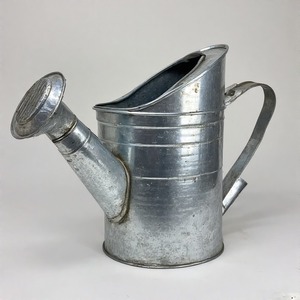 Canette galvanisée inspirée du patrimoine avec bec coudé et poignée ronde pour une utilisation décorative et pratique - Product Image 1