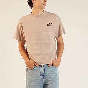 Camiseta Corta Urbana de Corte Cuadrado para Hombre con Ajuste Estructurado, Diseño de Dobladillo Corto y Estilo Urbano Contemporáneo - Product Image 4