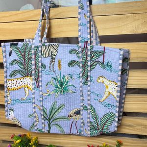 กระเป๋าโท้ทผ้าควิลท์ลายสัตว์ป่าสีน้ำเงิน ทำมือจากผ้าฝ้ายอินเดีย สไตล์โบโฮ ใช้สะพายไหล่ ใช้ซ้ำได้ เหมาะสำหรับเดินทางและไปตลาด - Product Image 2