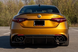 2023 R0-ME0 Giulia Quadrifoglio Bajo Kilometraje Motor en Perfecto Estado Transmisión Automática Techo Panorámico Luces LED Listo para Enviar - Product Image 2