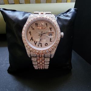 Impresionante reloj redondo elegante de doble tono blanco y rosa números arábigos totalmente helado con diamantes de moissanita movimiento suizo - Product Image 4