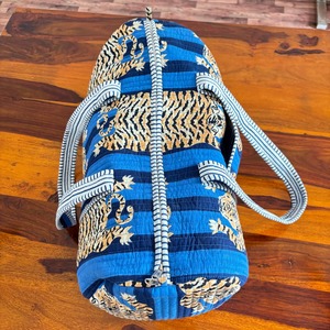 Bolsa de Viaje Acolchada de Algodón Estampada a Mano con Diseño de Tigre Azul, Bolsa de Fin de Semana de Lujo para Niñas y Niños, con Bolsillos Laterales, Ecológica - Product Image 4
