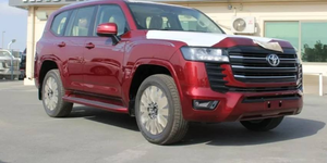 Toyota Land Cruiser GXR Twin Turbo Rouge Vif 2024 d'occasion avec sièges en cuir, boîte automatique, système de navigation Bluetooth, toit ouvrant - Product Image 5