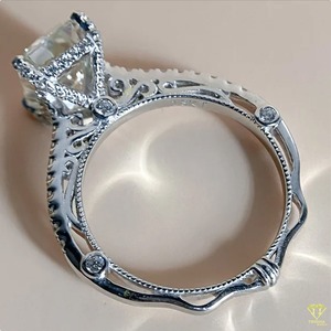 Bague de fiançailles Halo caché Moissanite coupe radiante pour fiançailles de mariage et occasions spéciales disponibles à la vente - Product Image 3