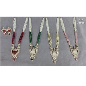 Ensemble de bijoux pendentif Kundan fabriqués à la main de luxe collier traditionnel boucles d'oreilles pour les vêtements de mariage de fête des mariées disponibles à la vente - Product Image 2
