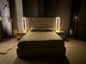 Conjunto de dormitorio tamaño king de lujo moderno con características de almacenamiento, muebles elegantes para el hogar, la Oficina, el hotel o la villa - Product Image 4