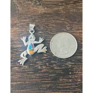 Pendentif grenouille Julius Burbank multi-pierres et argent sterling serti clos, plaqué or rose et rhodium, motif moderne - Product Image 3