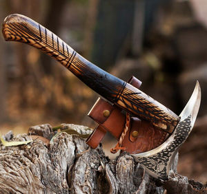 Hache de survie multi-usage artisanale en acier industriel à haute teneur en carbone, manche en bois de rose, étui en cuir - Product Image 6