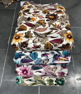 Tela con patrón floral vibrante para hombres y mujeres Material suave y duradero perfecto para ropa de moda boutique y sastrería moderna - Product Image 1