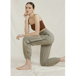 Pantalon de survêtement athlétique taille haute Joggers de yoga baggy légers avec fermeture à la taille élastique Pantalon doux de style sarouel - Product Image 4